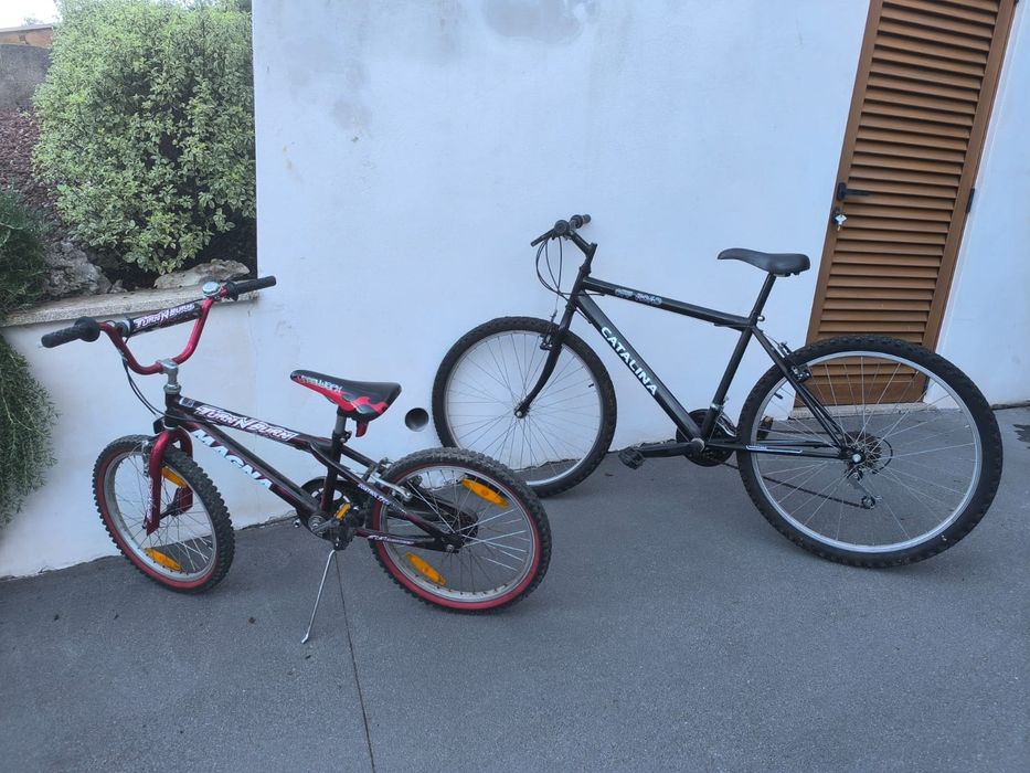 2 bicicletas uma de adulto outra de criança