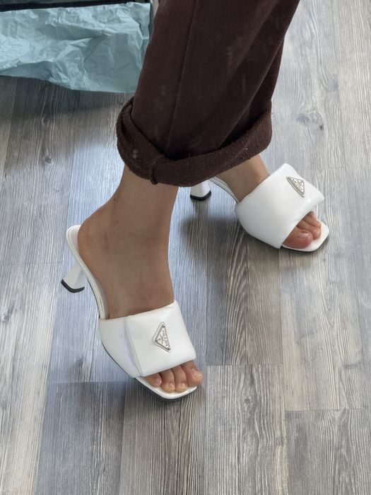 білі босоніжки Prada