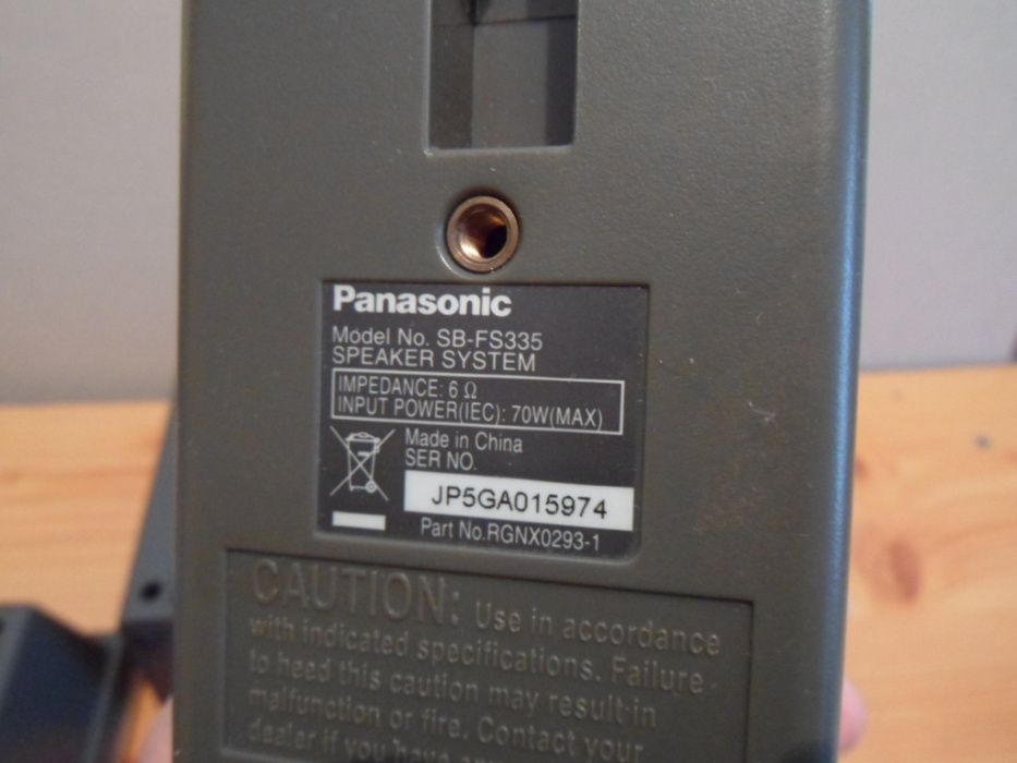 Głośniki do kina domowego Panasonic - zestaw z kablami.