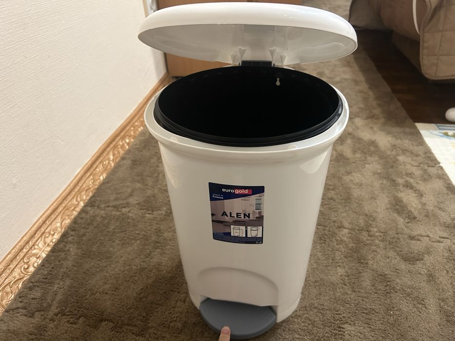 Сміттєве відро з педаллю 14 л Eurogold Alen біле, відро для сміття