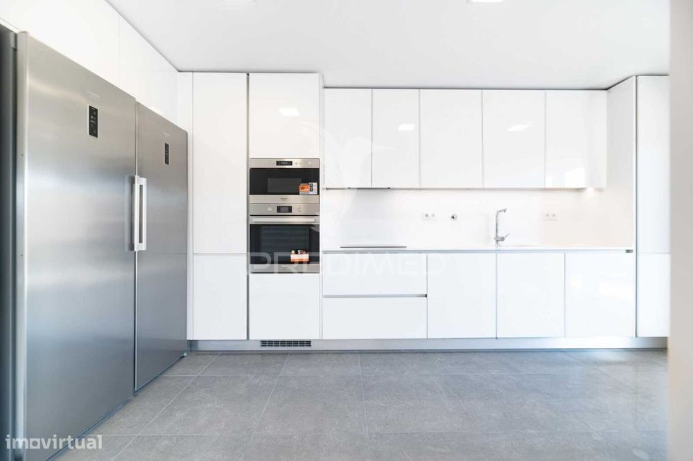 Apartamento T3 em condomínio fechado, com Box e Piscina.