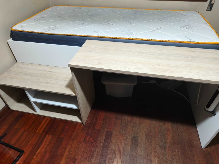 Cama com secretária