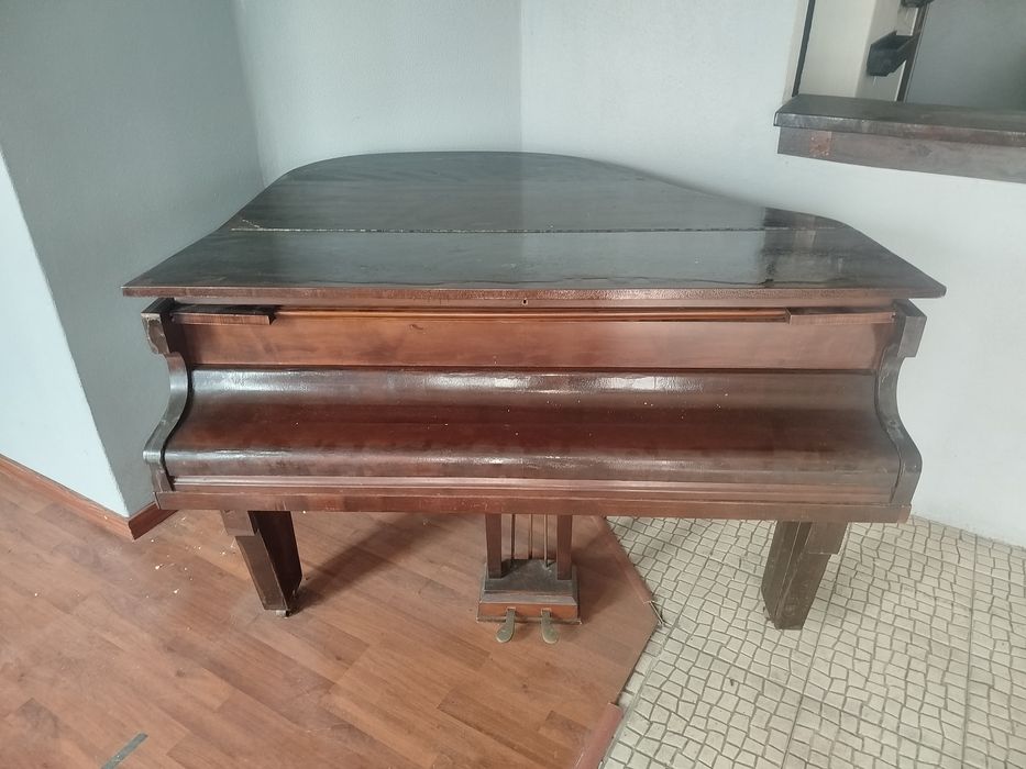 Vendo piano em bom estado de conservação