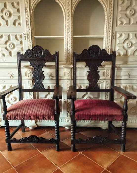 Antigo e excecional par de cadeirões trono restaurados