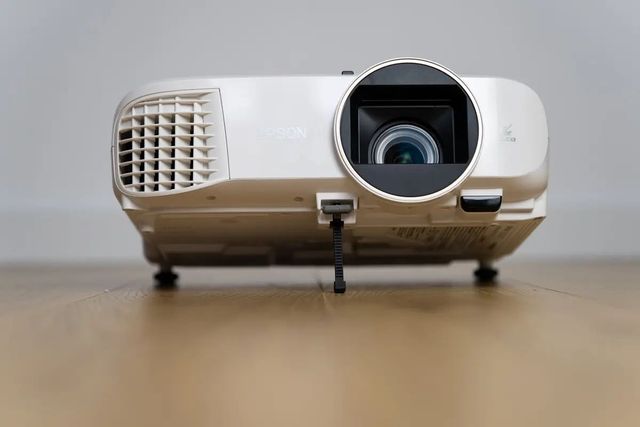 Epson EH-TW5650 Projektor 3d FULL HD uchyt ekran