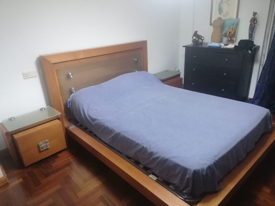 Cama, colchao e mesas de cabeceira
