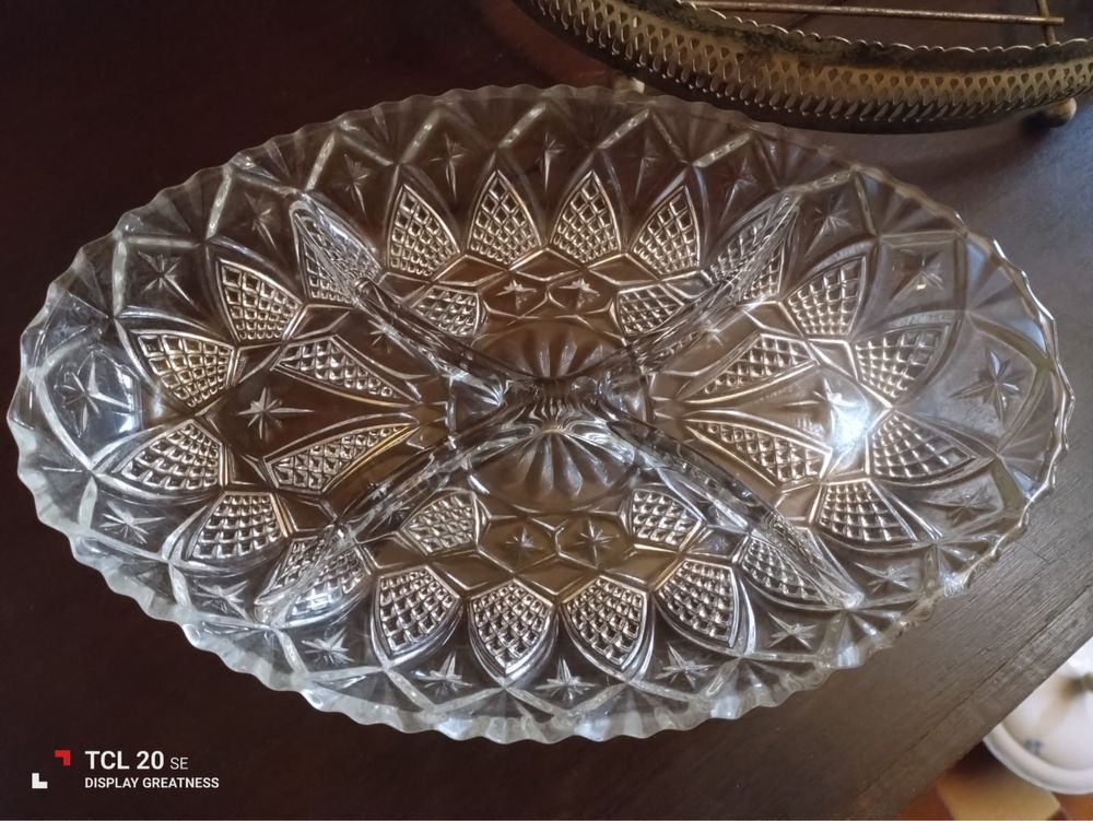 Tabuleiro para aperitivos em vidro lapidado e base em casquinha
