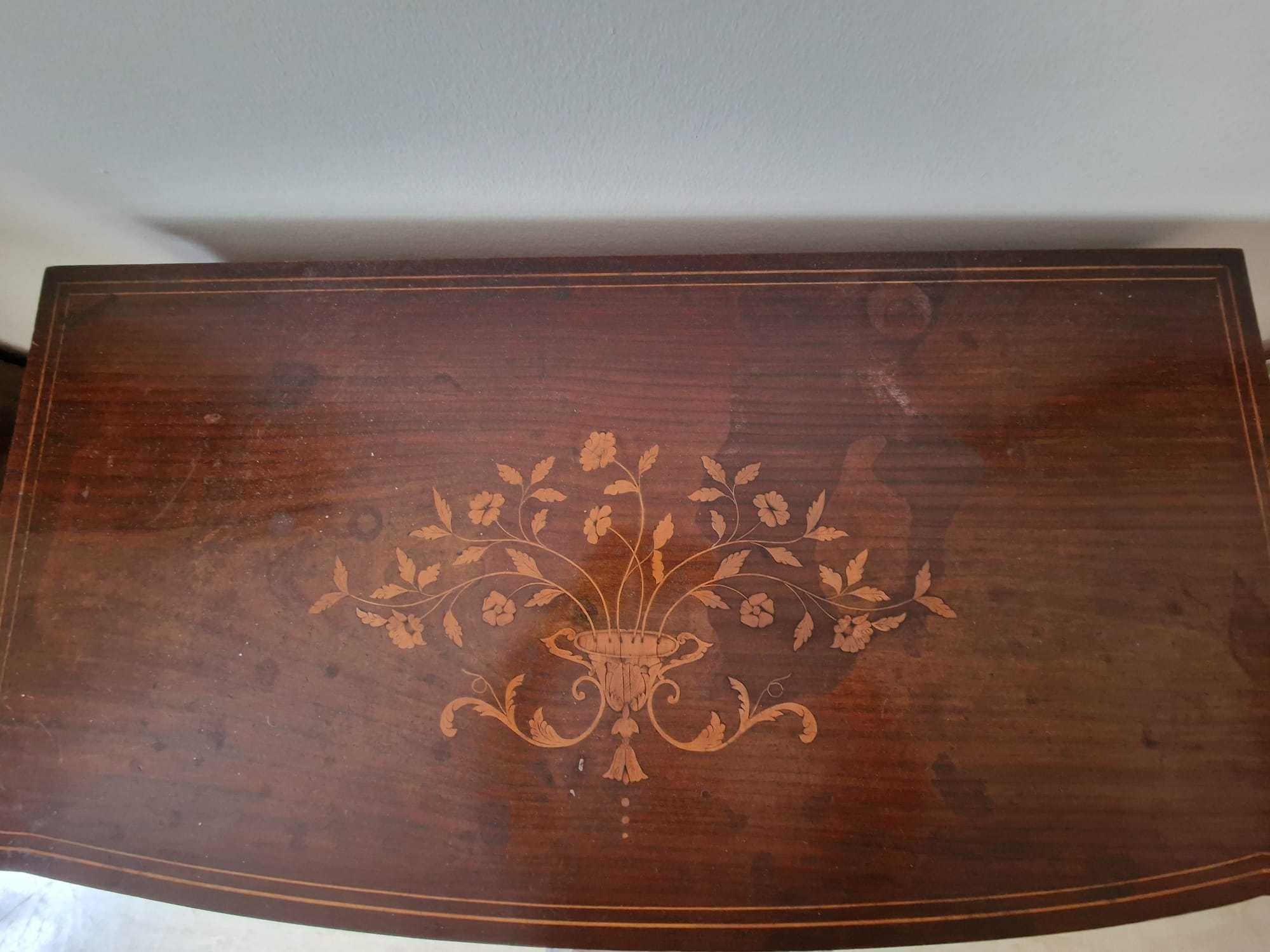 Cómoda D. Maria com bastante trabalho de embutidos