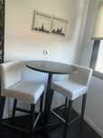 Vendo mesa e 2 cadeiras
