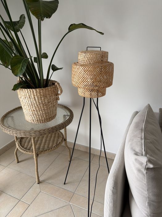 Candeeiro de pé IKEA em rattan – tripé – como novo