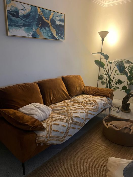 Sofá em veludo amarelo torrado – Loja Gato