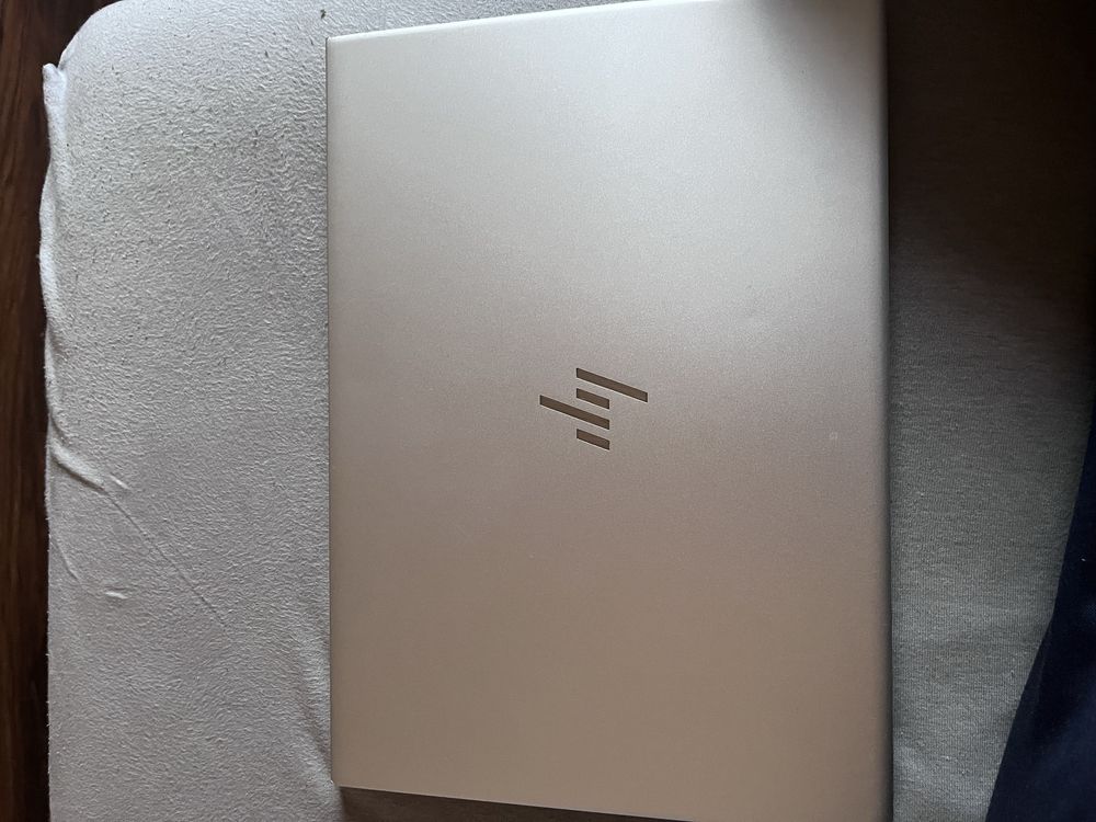 Laptop HP Elitebook 745 g6 trochę głośniej chodzi