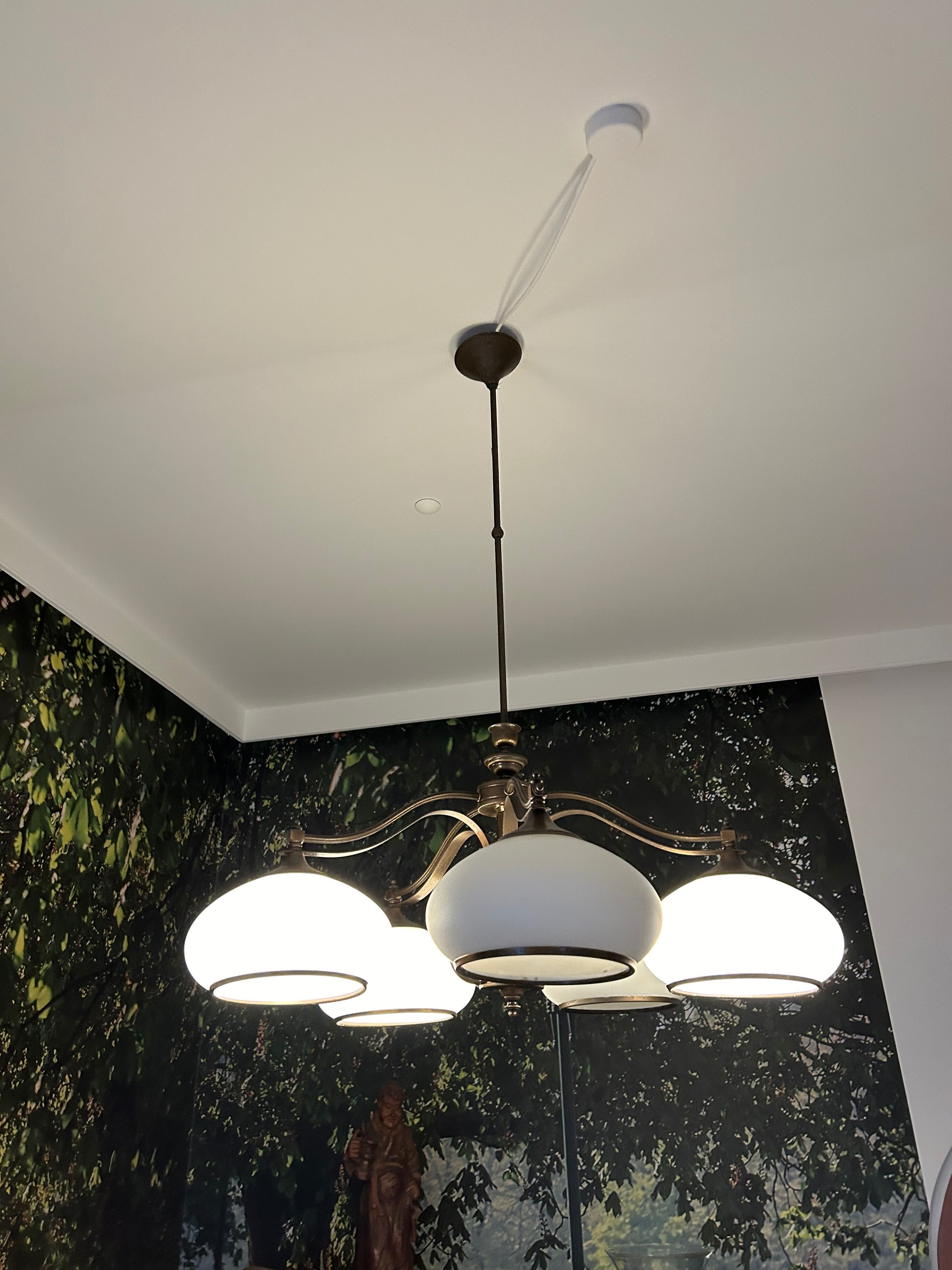Żyrandole, lampy i kinkiety