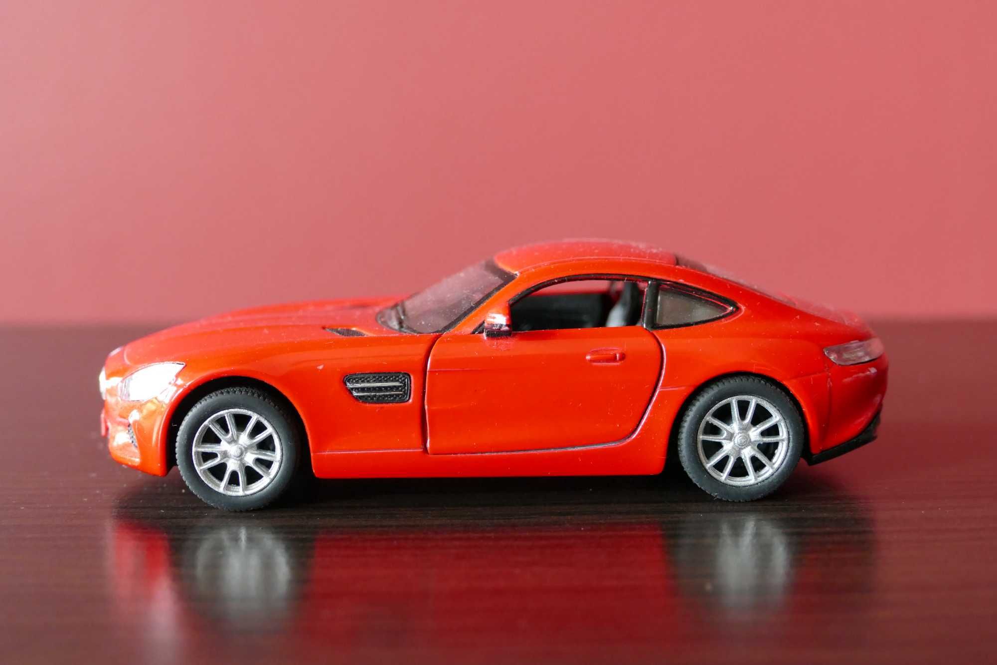 Kinsmart KT5388 Mercedes-AMG GT skala 1:36