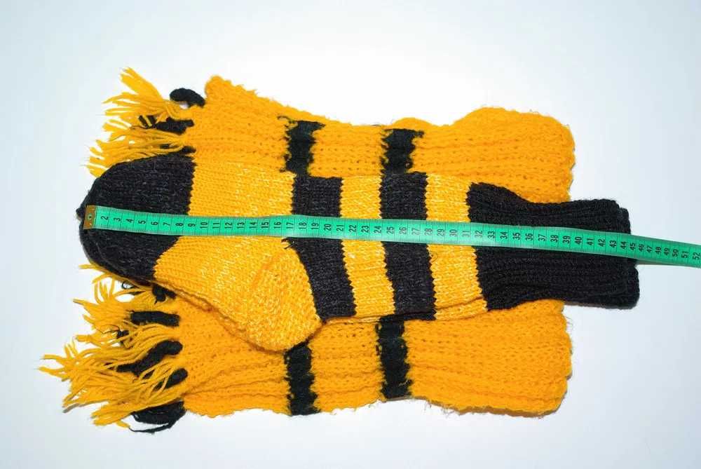 Рукоделие вязанные носки и вязанный шарф