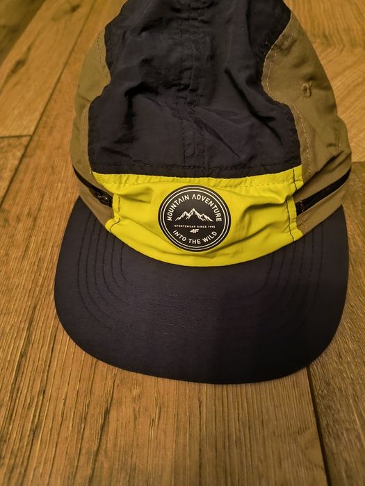 Czapka z daszkiem 4F z chowaną osłoną na kark