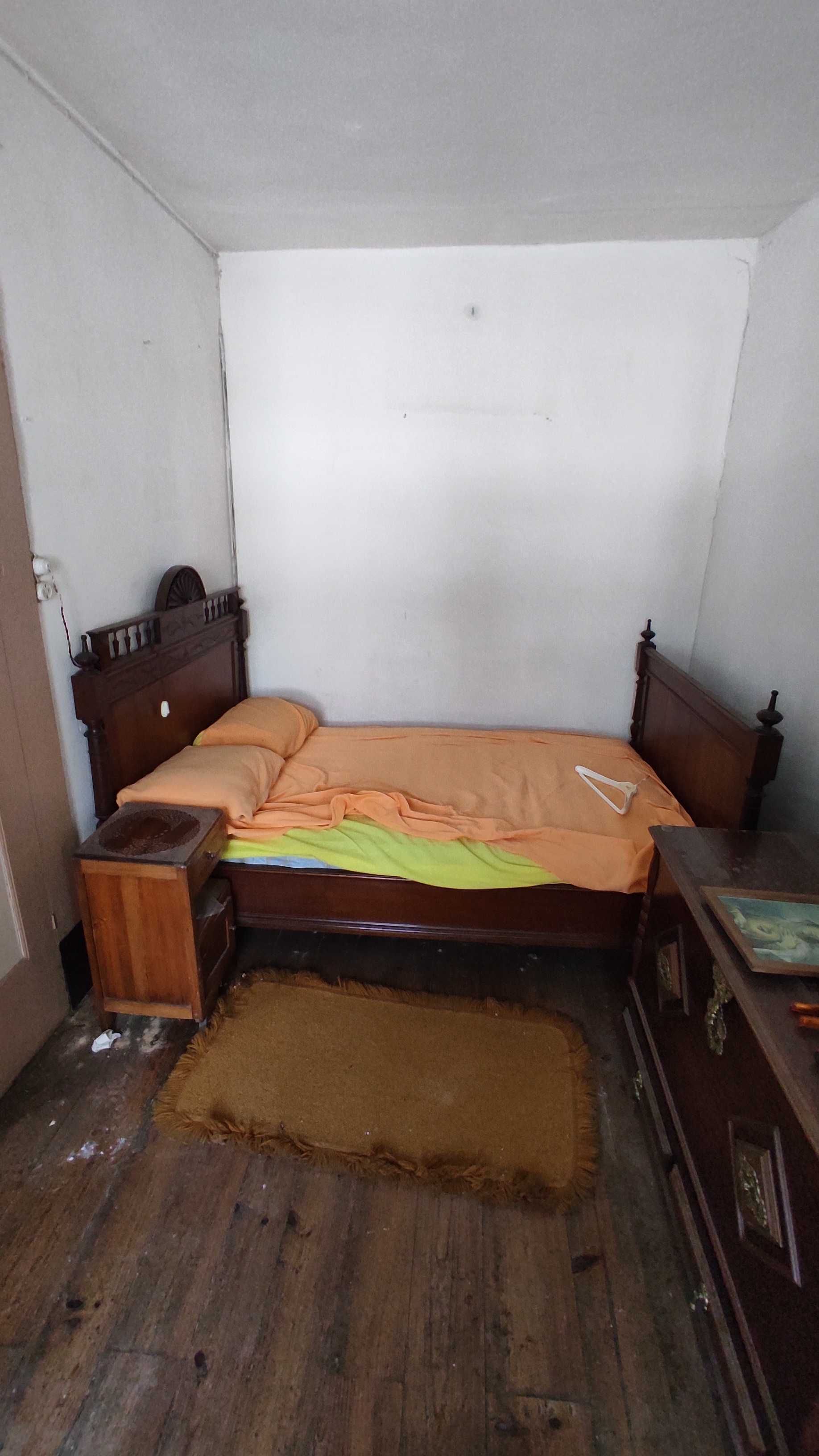 Cama antiga em madeira.