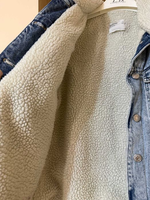 Джинсова куртка з хутром Bershka