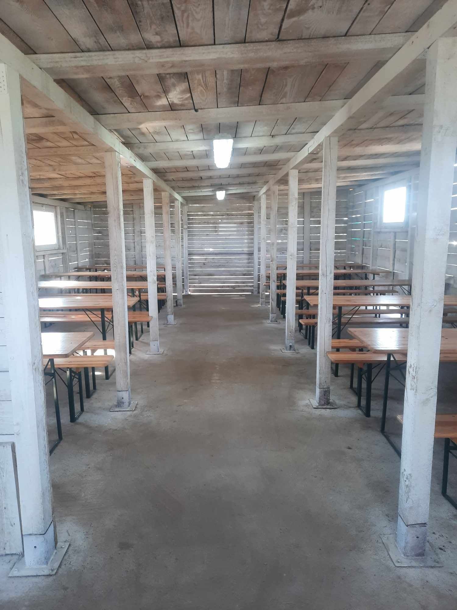 Drewniana stajnia z betonowym fundamentem