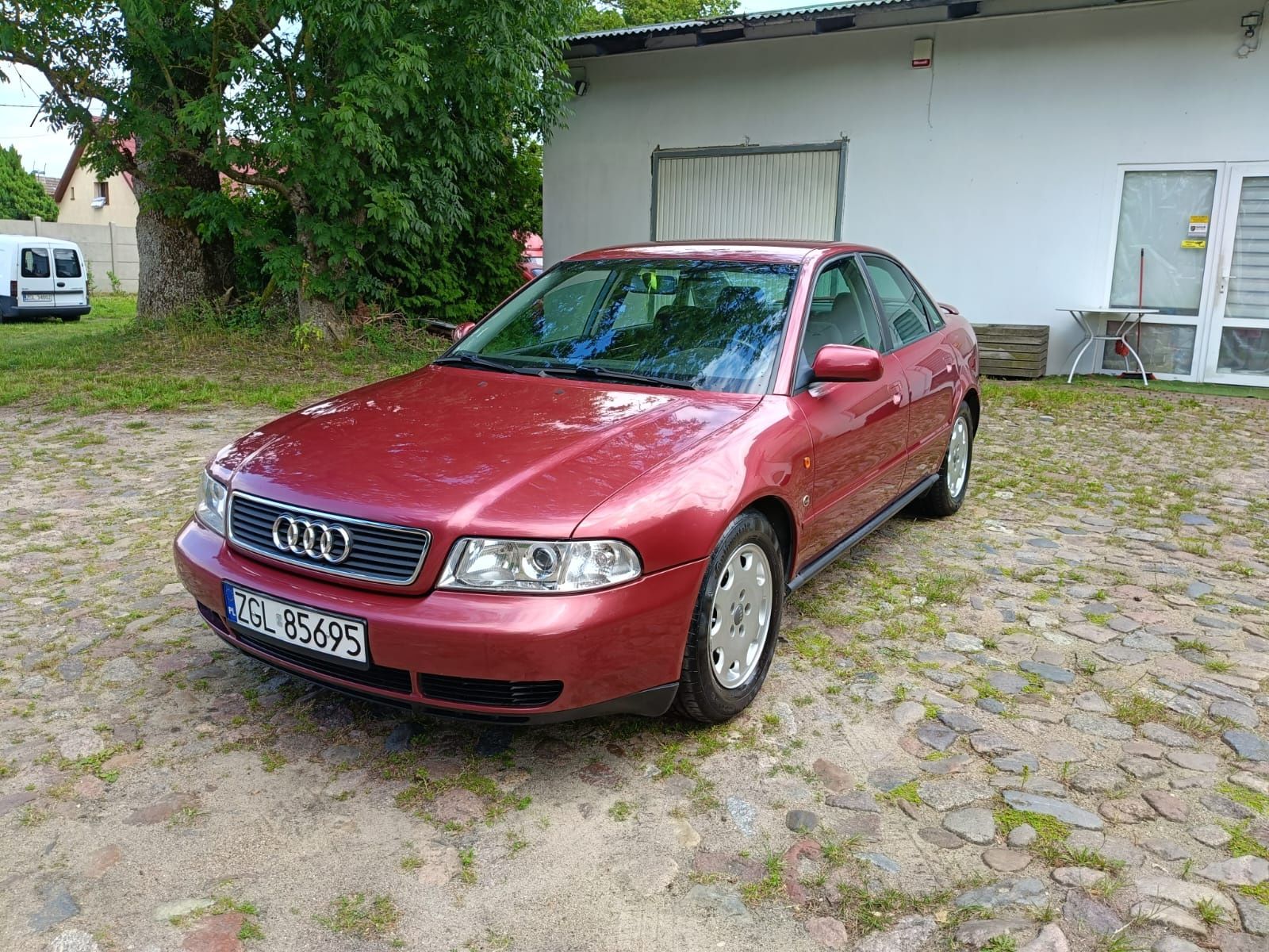 Audi A4 2.6V6, ocynk, stan kolekcjonerski, hak, klimatronik!!