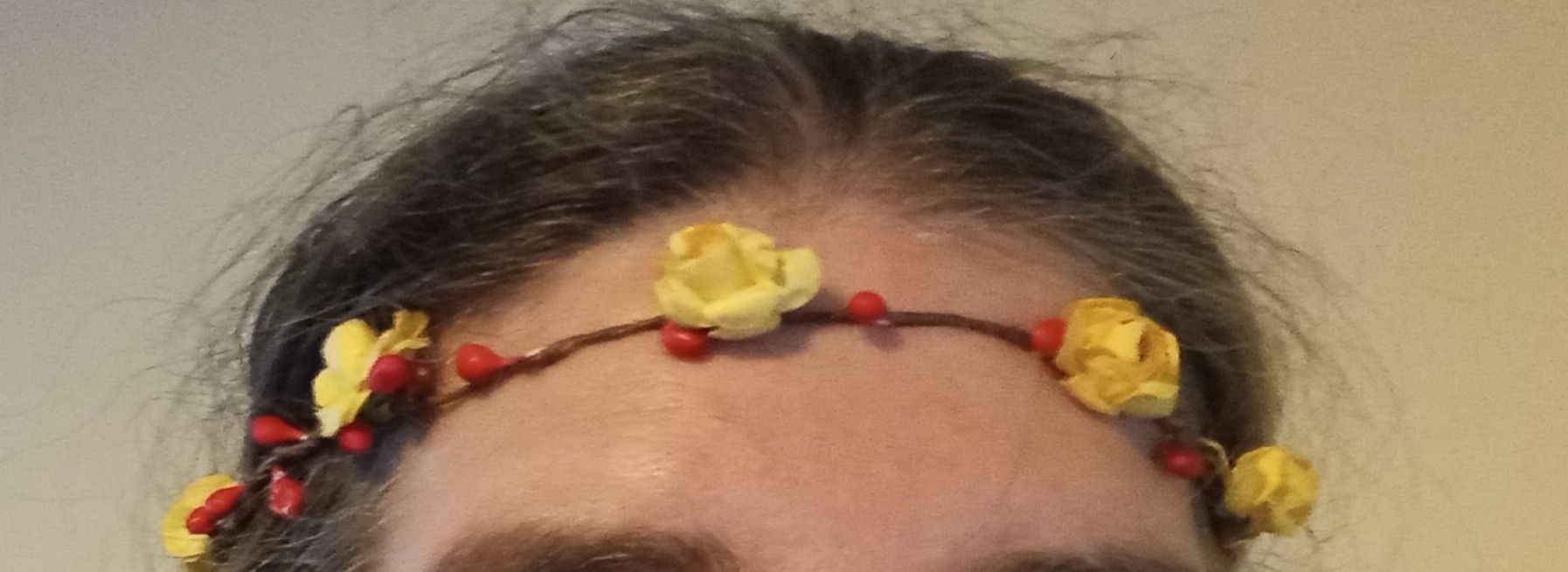 Coroa de flores em tons de amarelo