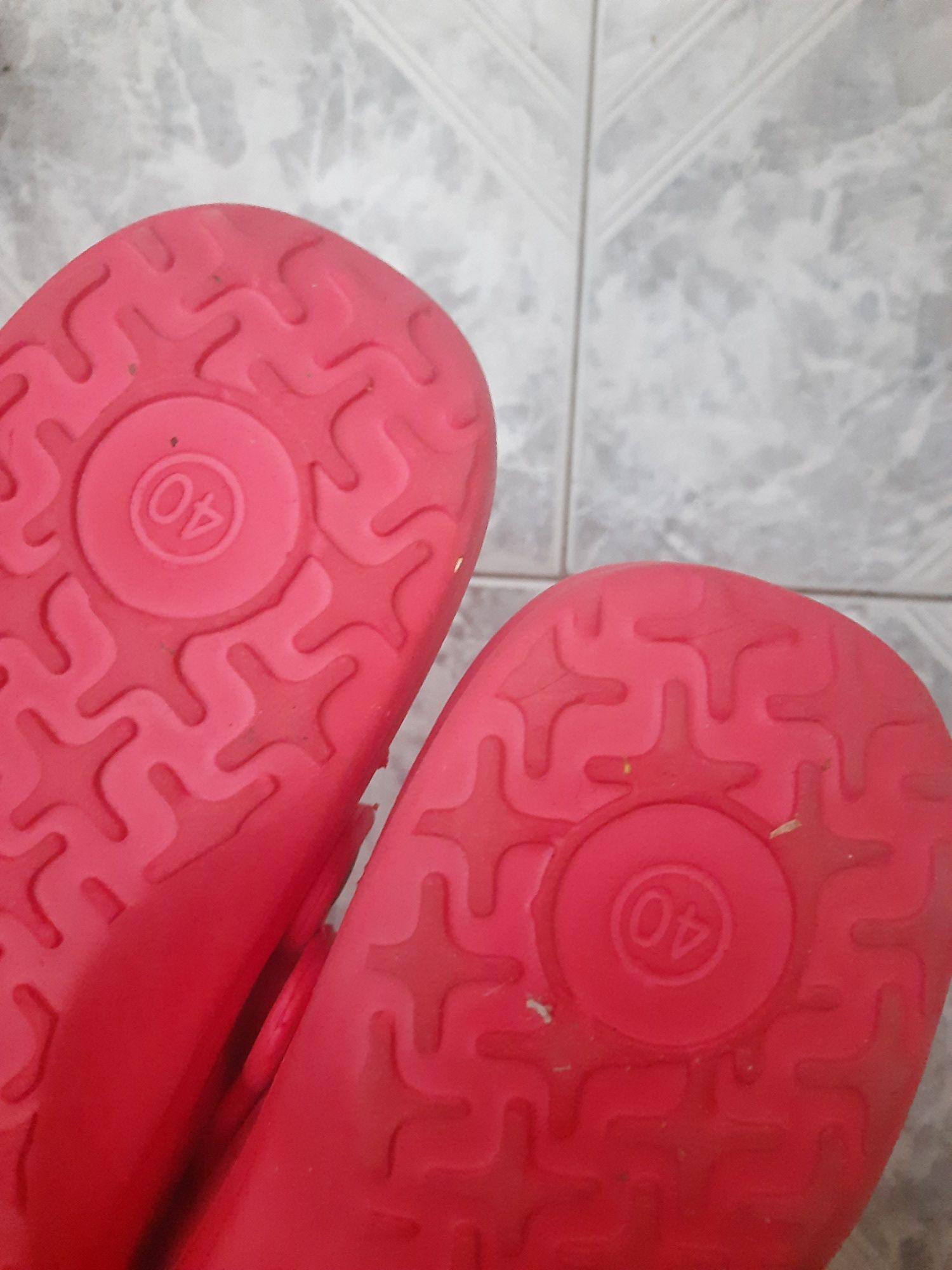 Czerwone buty ogrodowe