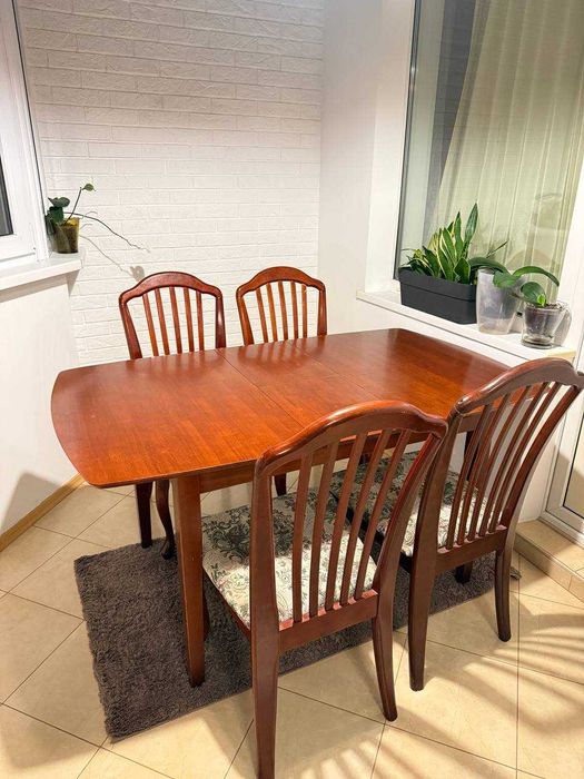 Продам кухонный стол (Малайзия) + 4 стула. Раскладной. Б/У