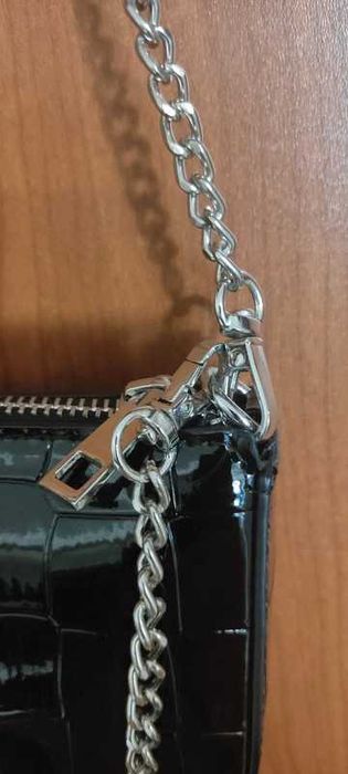 Bershka czarna torebka croc