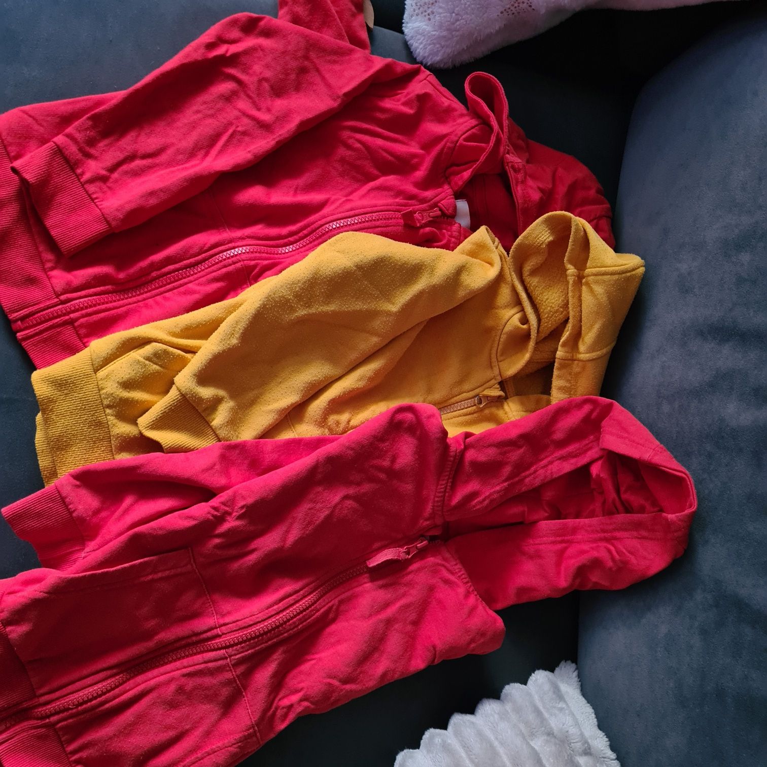 Bluzy rozpinane z kapturem 3 sztuki za 20 zł r 122