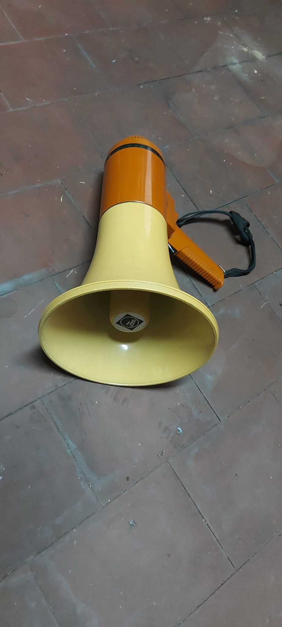 Megafone antigo...funciona com pilhas