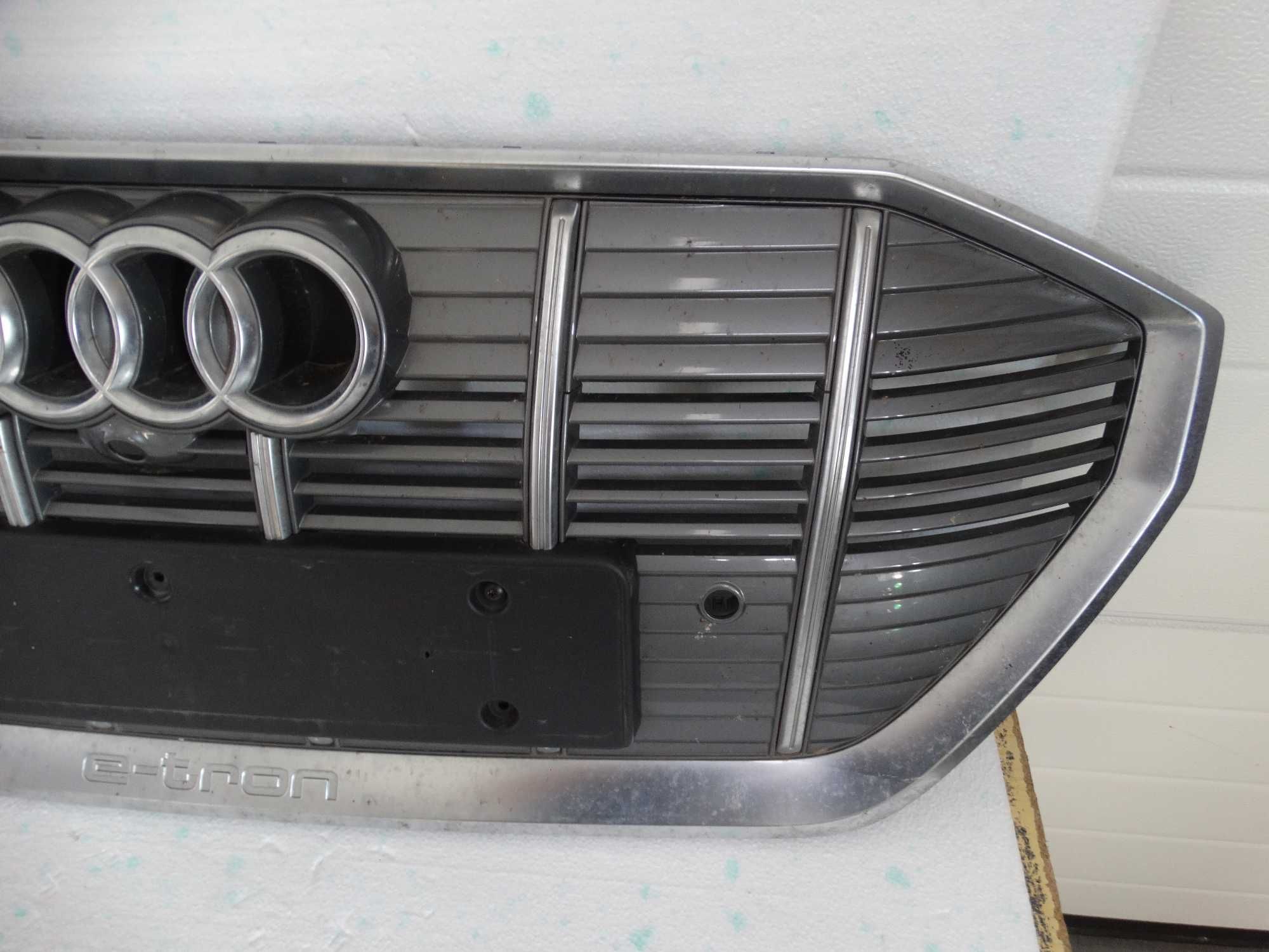 Grill atrapa Audi E-tron 4KE.853.651 kompletny