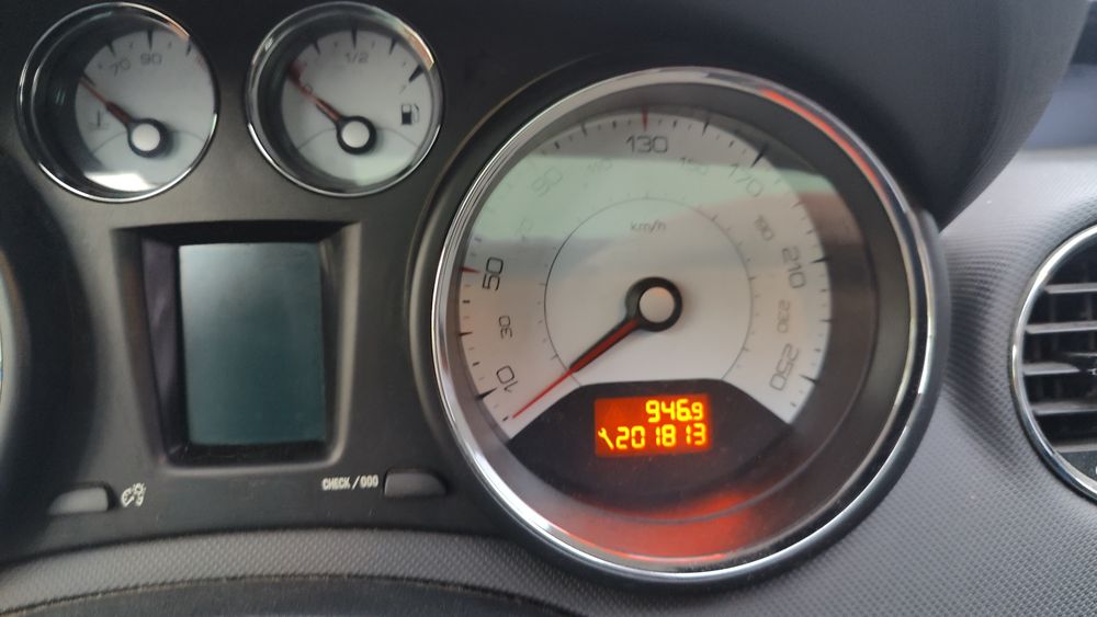 Продам Пежо 308св. Экономная машина, в максимально комплектации.