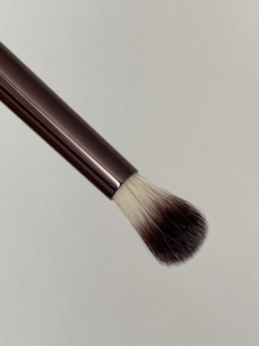 Nowy pędzel do cieni Hourglass nr 4 Crease brush