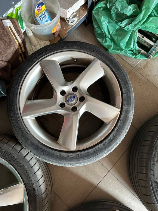 Koła do Volvo z felgami w rozmiarze 18"