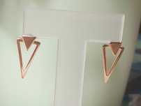 Brincos de metal dourado em forma triangular e com 2 possibilidades