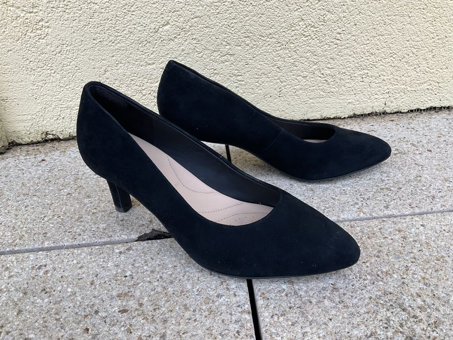 Buty, szpilki CLARKS - r 36, czarne, zamsz, stan BDB, OKAZJA