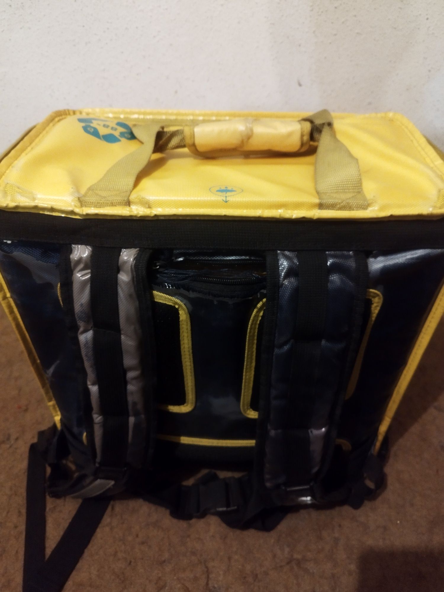 Mochila usada glovo .