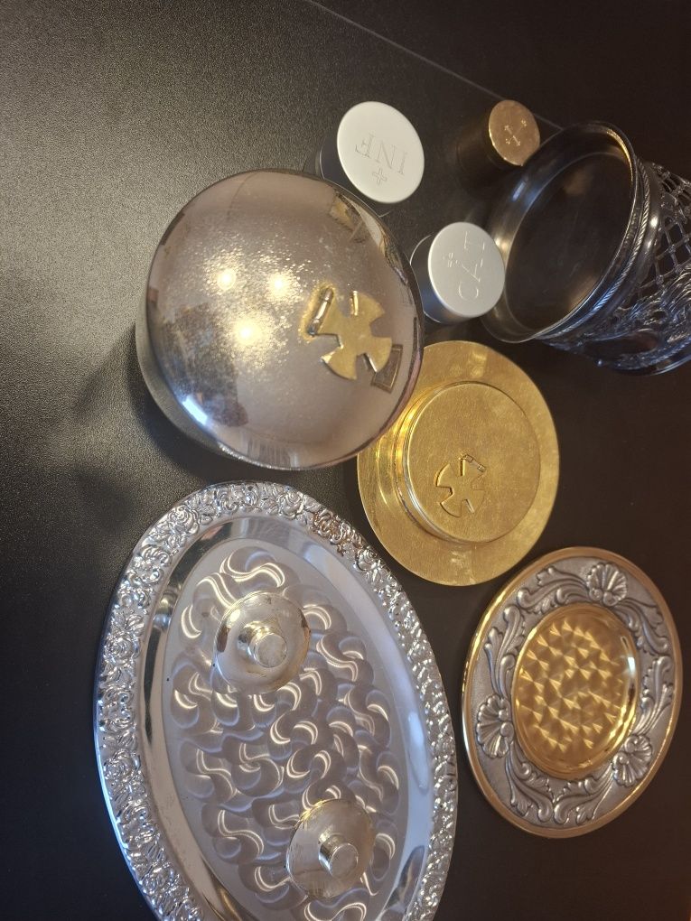 Naczynia liturgiczne zestaw puszka cyborium hostiarka patena, oleje św