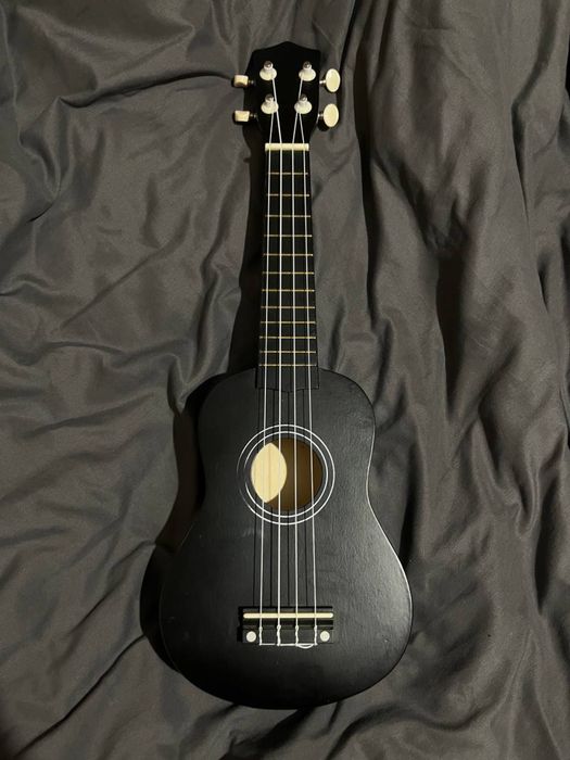 Укулеле чорне в гарному стані