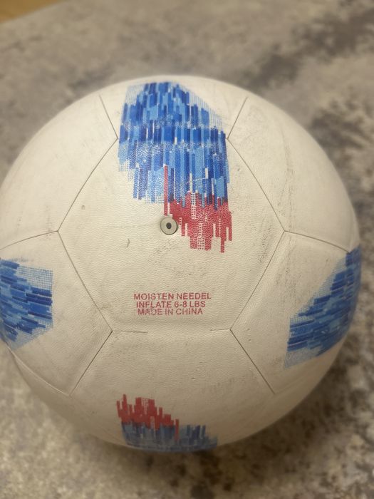 Футбольний мʼяч.