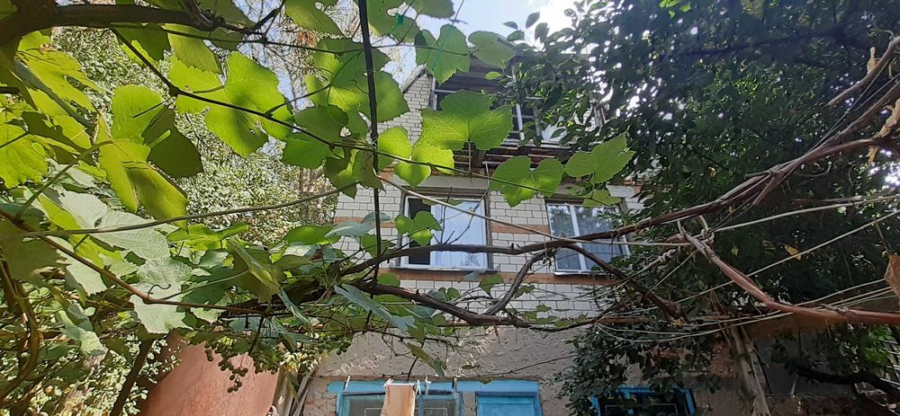 Продам двухэтажный дом с мансардой на берегу реки.