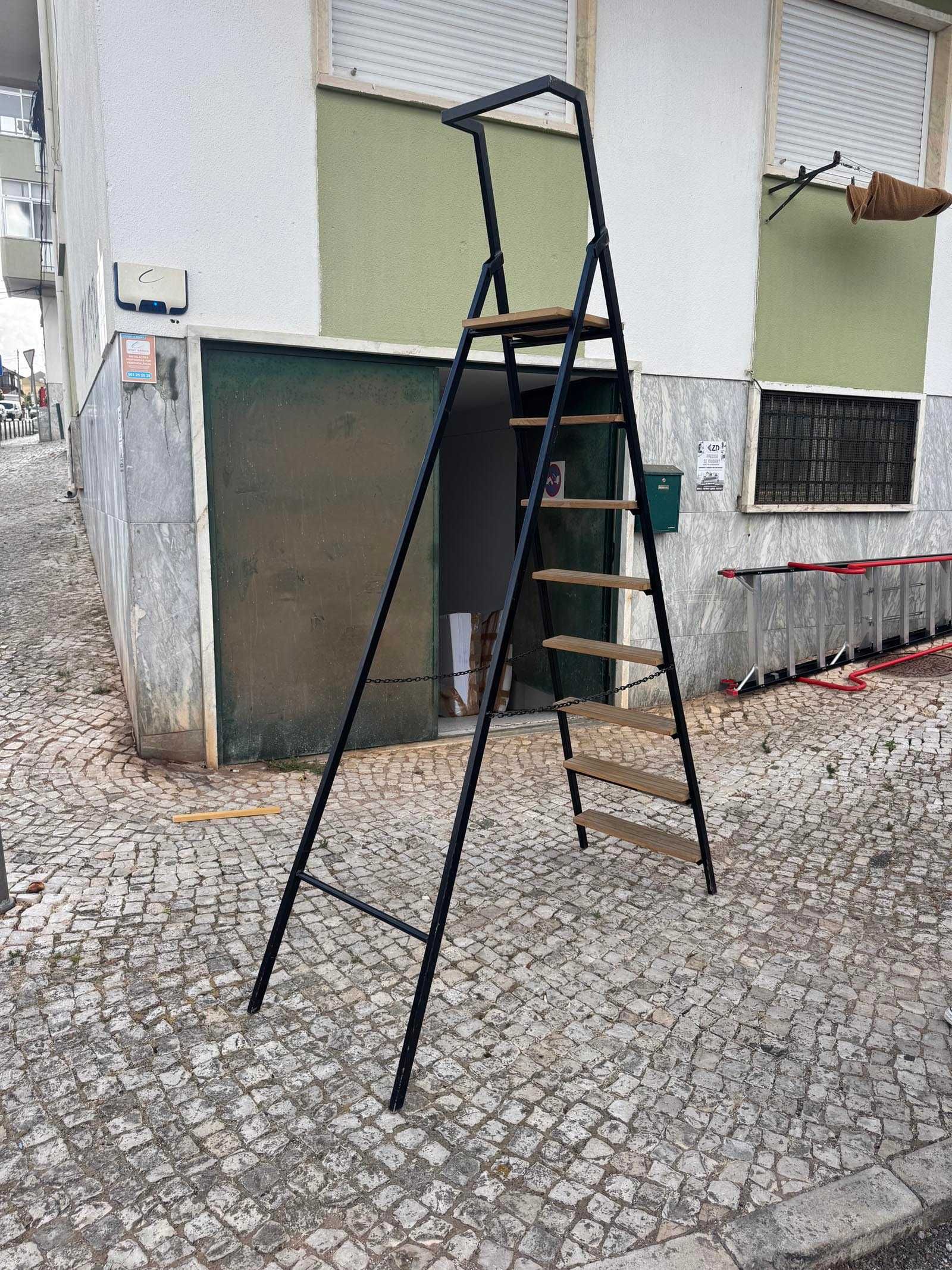 Escadote de ferro e madeira com 8 degraus
