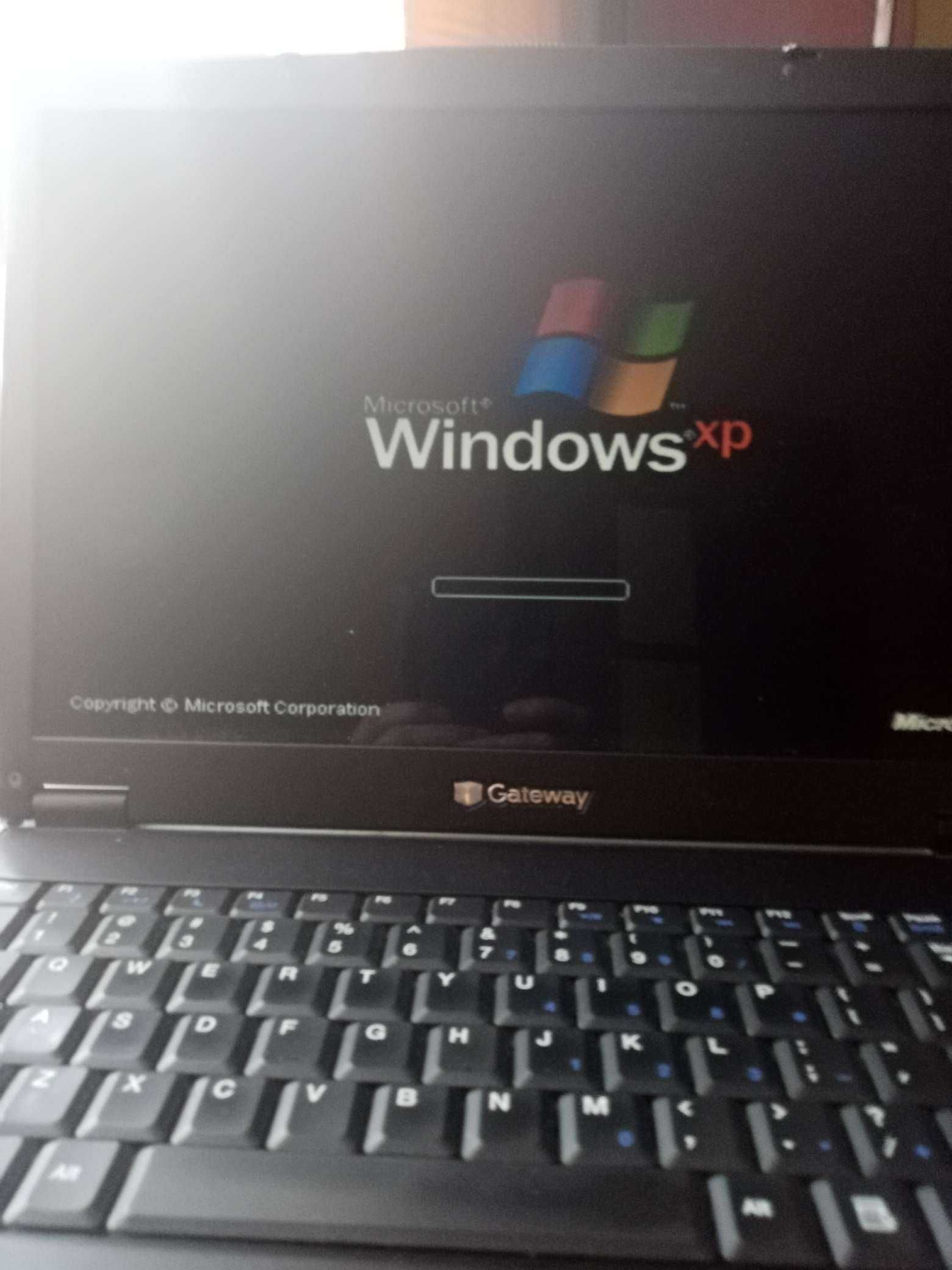 laptop Gateway z zasilaczem
