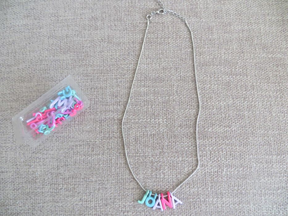 Colar de menina com letras
