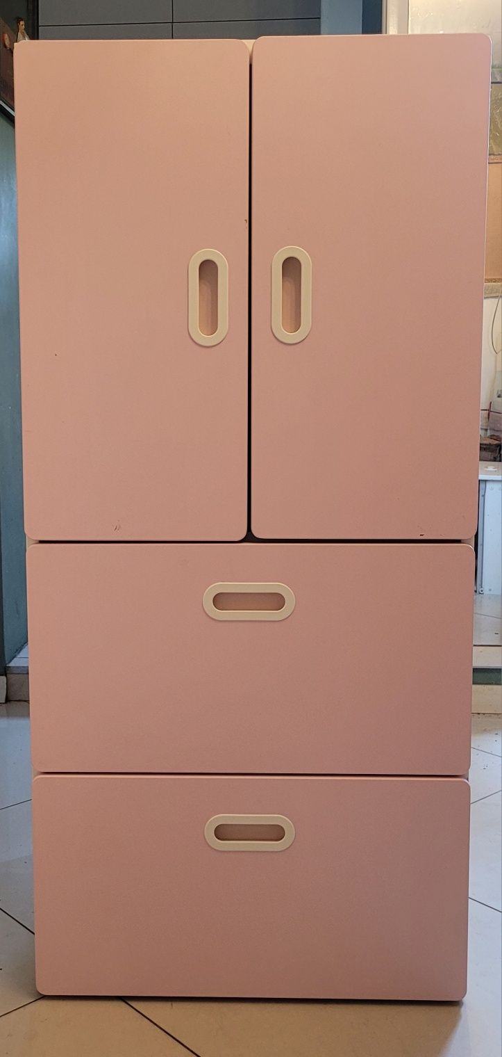 Różowa szafka Ikea Stuva