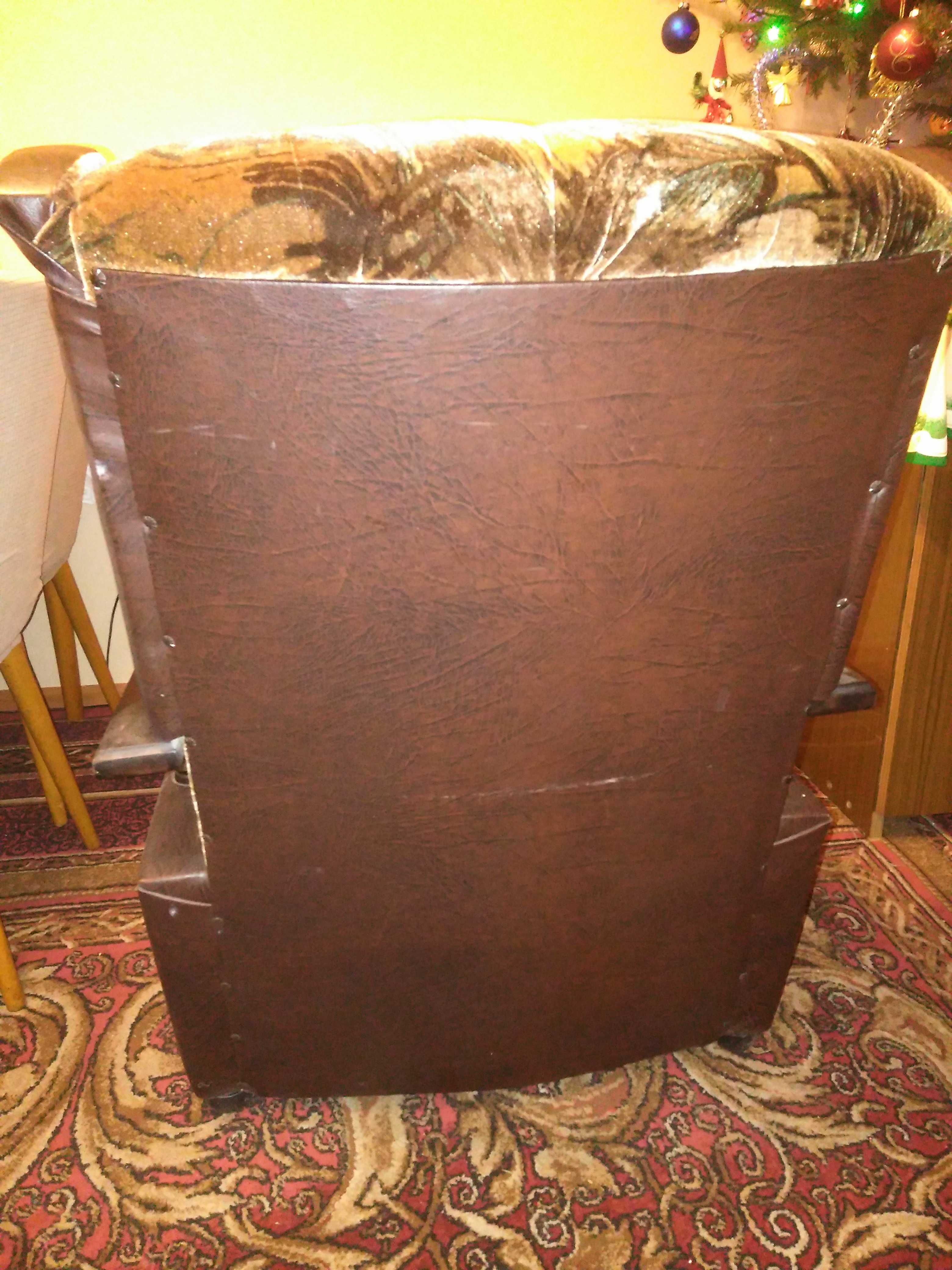 Fotel brązowy welurowy z poręczami