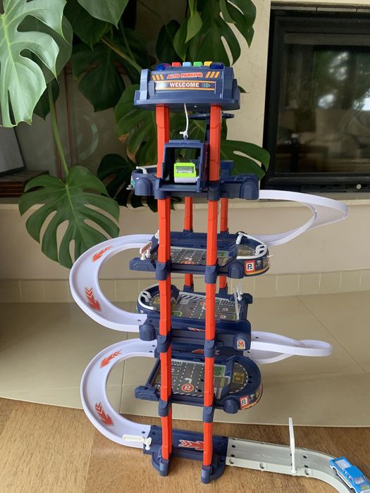 Parking garaz zabawka z elektryczna winda