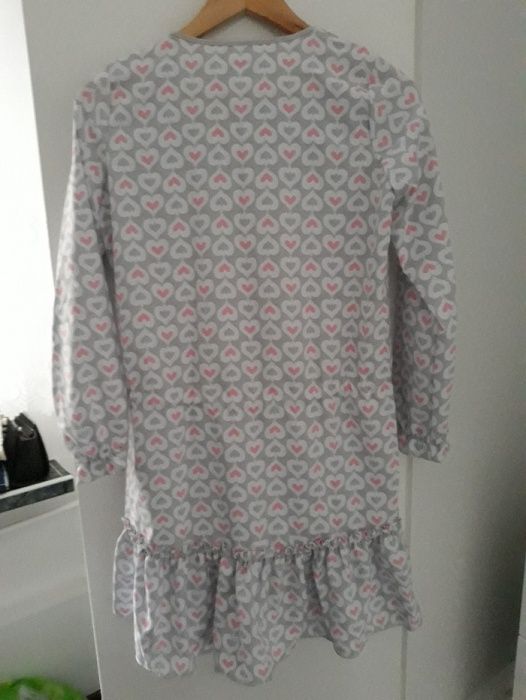 Szara sukienka z falbanką w serca
