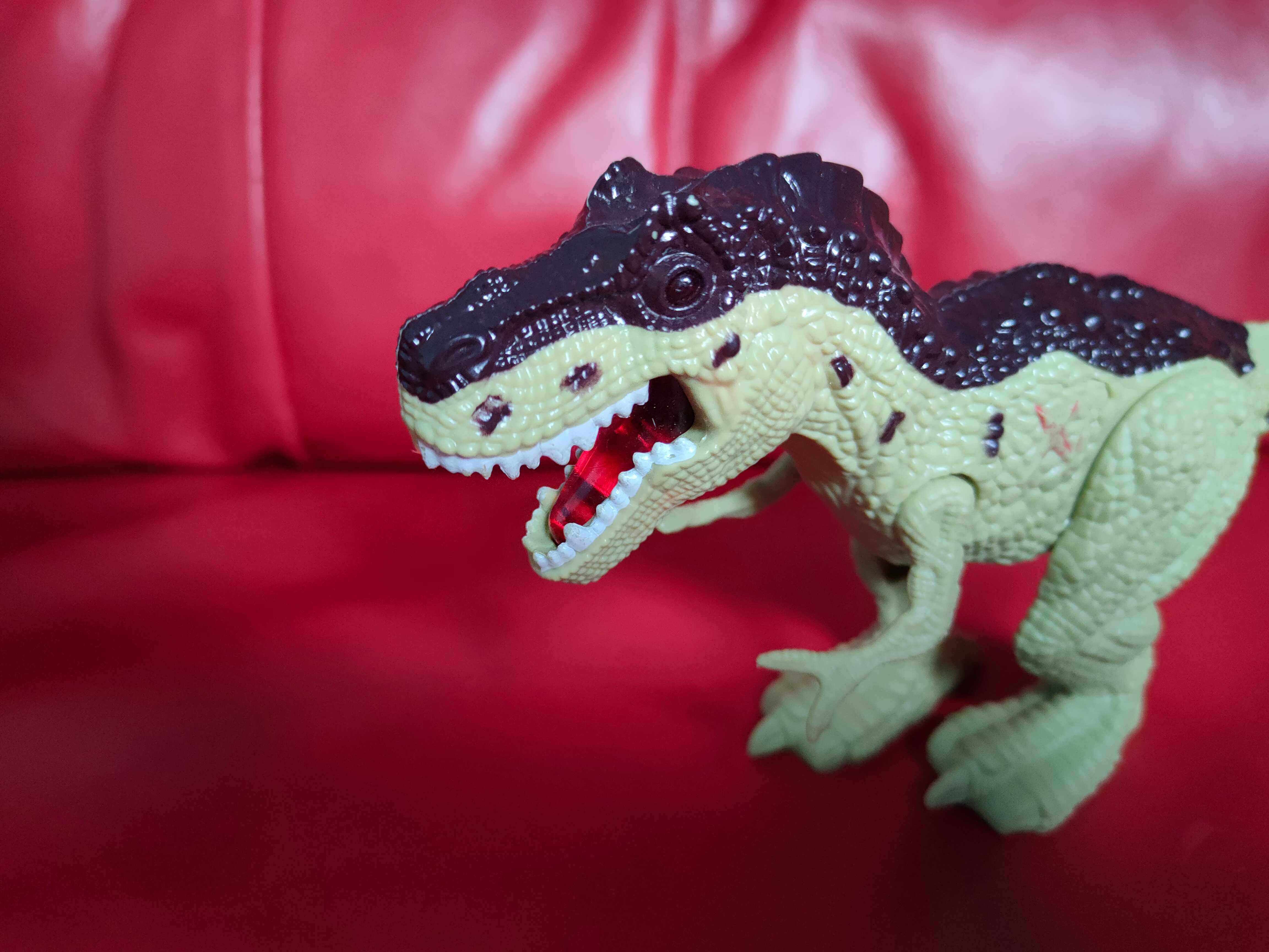 Dinozaur,t rex ,ryczy i swieci