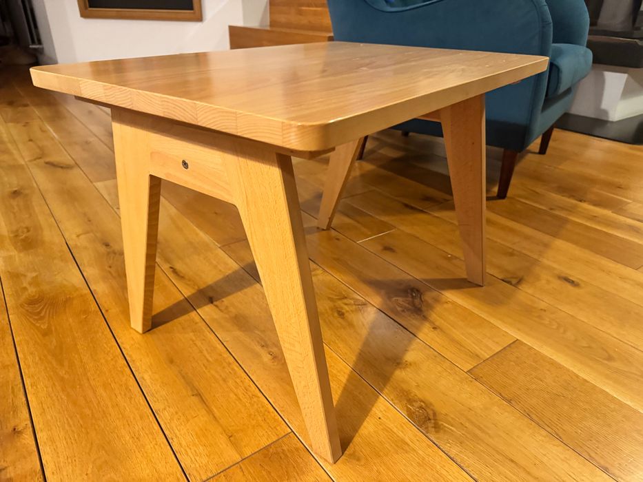 Stylowy drewniany mały stolik